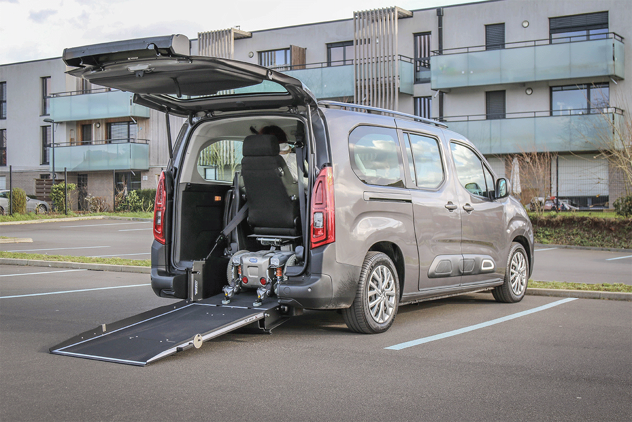 Le décaissement de ce véhicule aménagé est suffisamment large pour accueillir une personne en fauteuil roulant électrique