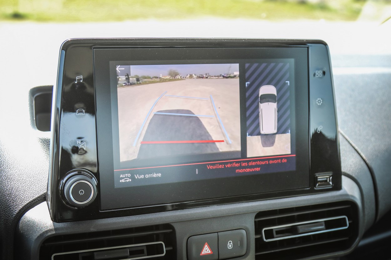 Selon la finition, le Berlingo TPMR Xtra HappyAccess peut être équipé d&#039;une caméra de recul, affichée sur un grand écran.