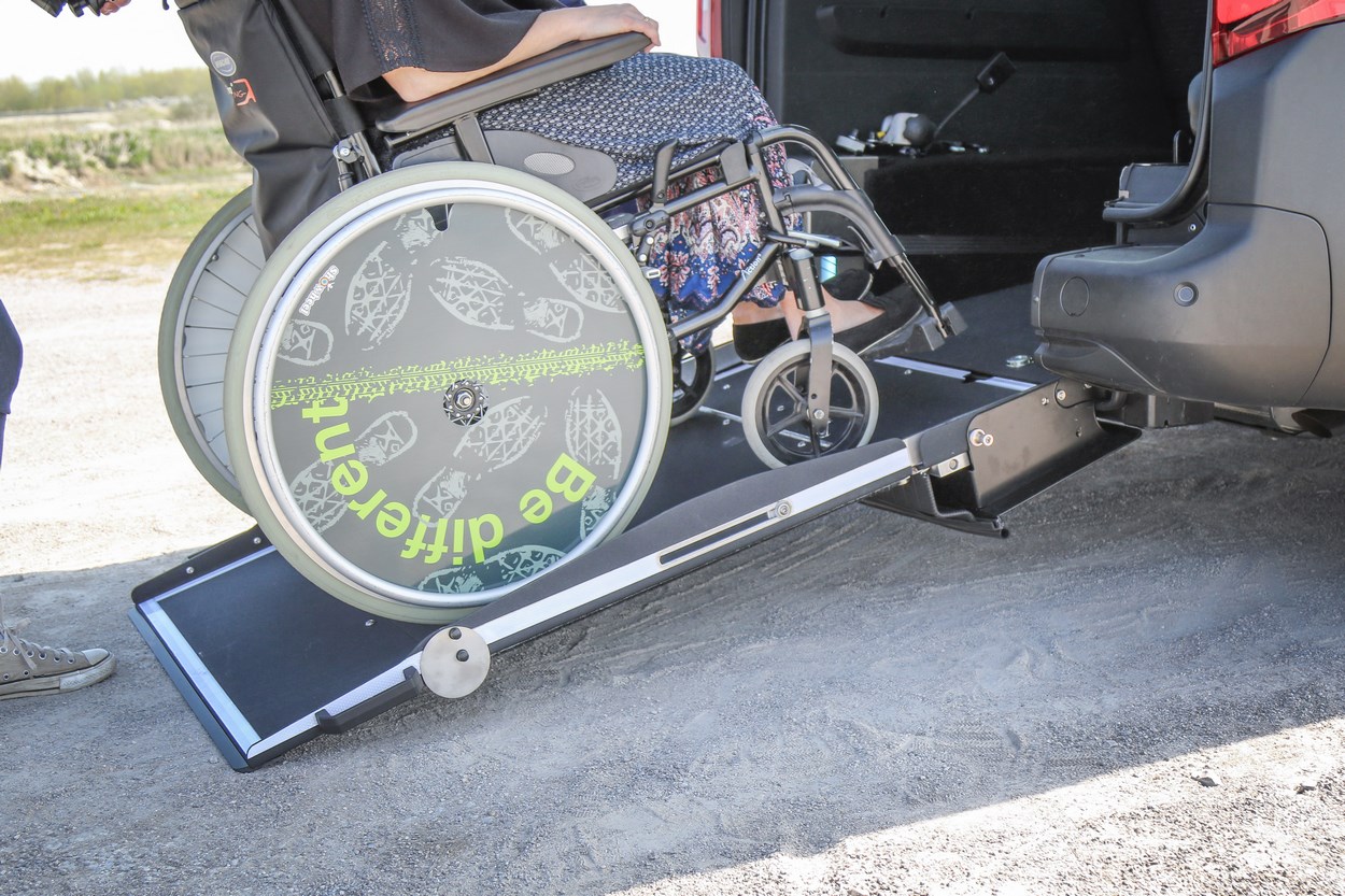 L&#039;accès en fauteuil roulant se fait par cette rampe d&#039;accès située à l&#039;arrière. Elle se montre très large et courte, ce qui est bien pratique en ville.