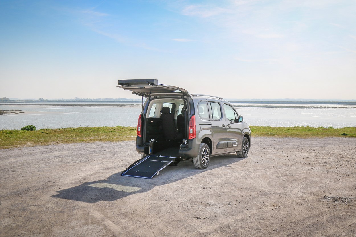 Profitez donc d&#039;un véhicule TPMR au gabarit compact mais pouvant transporter jusqu&#039;à 5 passagers dont 1 en fauteuil roulant