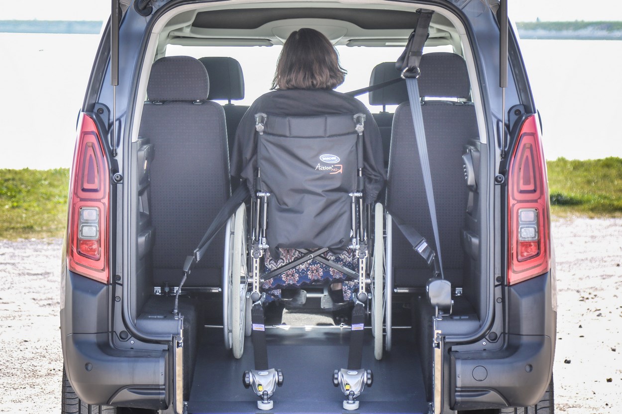 Avec son aménagement aux dimensions impressionnantes, le Nouveau Citroën Berlingo Xtra HappyAccess accueille même les plus gros fauteuils roulants électriques !