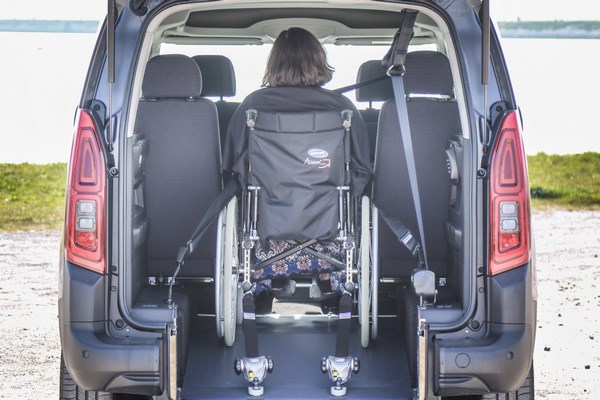 Le large décaissement du Citroën Berlingo aménagé handicap permet l&#039;accès d&#039;un gros fauteuil roulant.
