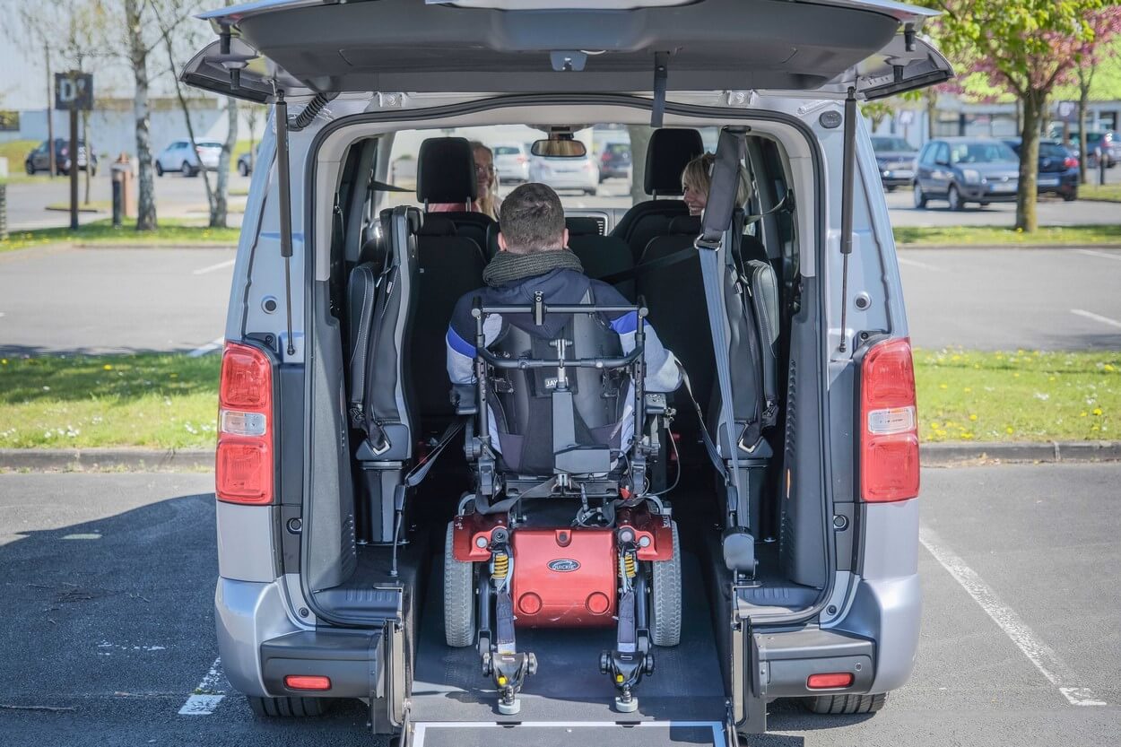 La personne en fauteuil roulant profite d&#039;un emplacement sécurisé à bord du ë-SpaceTourer TPMR