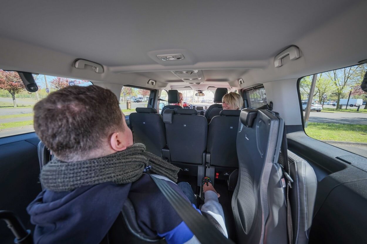 Le ë-SpaceTourer permet de voyager avec 5 passagers assis et 1 personne en fauteuil roulant