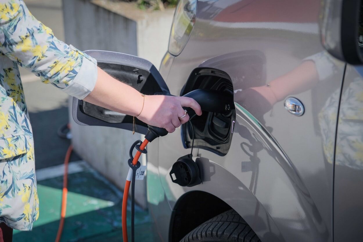 Les temps de charge du ë-SpaceTourer varient de 47h à 30 minutes en fonction de la puissance de batterie à charger et de la prise utilisée