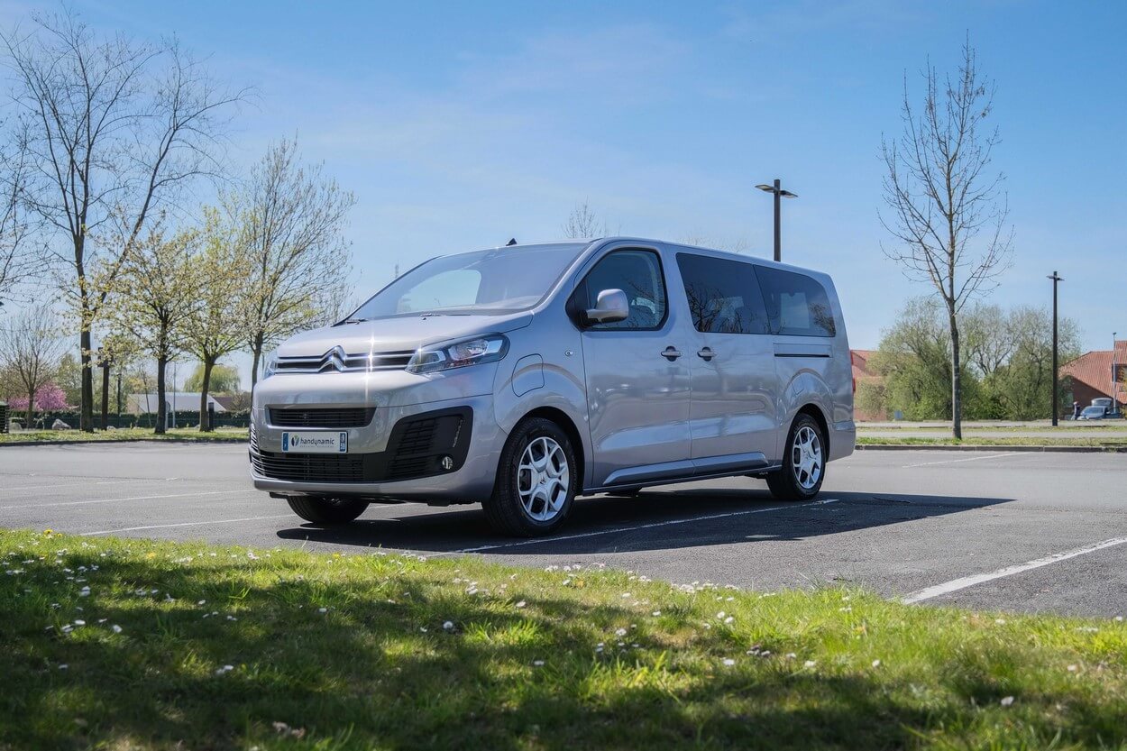 Le Citroën ë-SpaceTourer profite des codes stylistiques de la marque aux chevrons