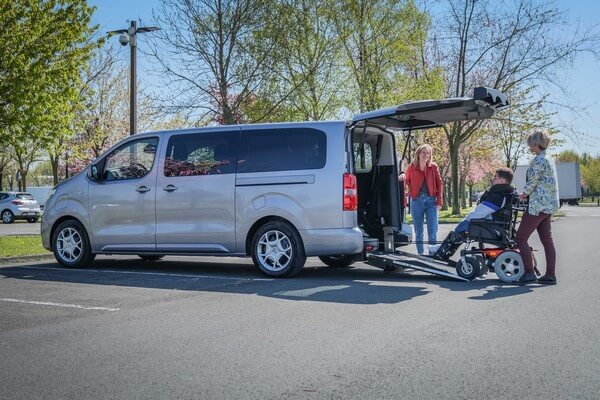 Grâce à sa version longue, le Citroën ë-SpaceTourer peut accueillir 6 personnes dont une en fauteuil roulant