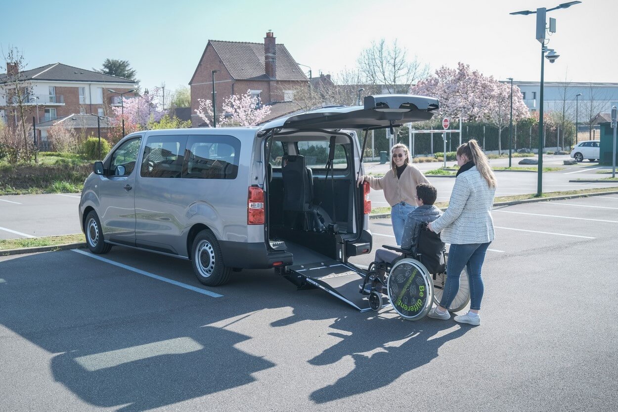 Le Citroën ë-Jumpy long Xtra HappyAccess peut accueillir 6 passagers assis en plus de la personne en fauteuil roulant