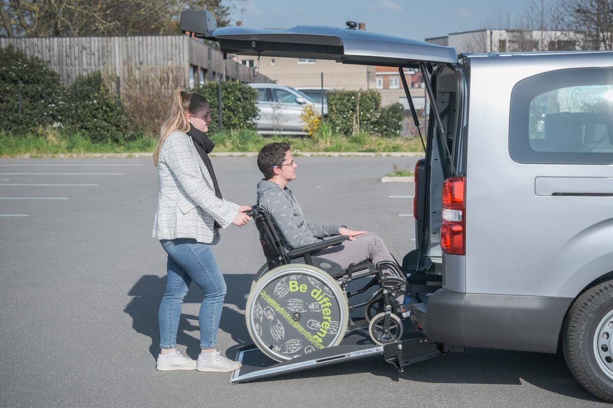 La rampe d&#039;accès du ë-Jumpy handicap présente une pente raisonnable