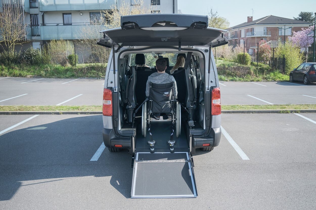 Une fois arrimée, la personne en fauteuil roulant voyage en toute sécurité à bord de ce ë-Jumpy