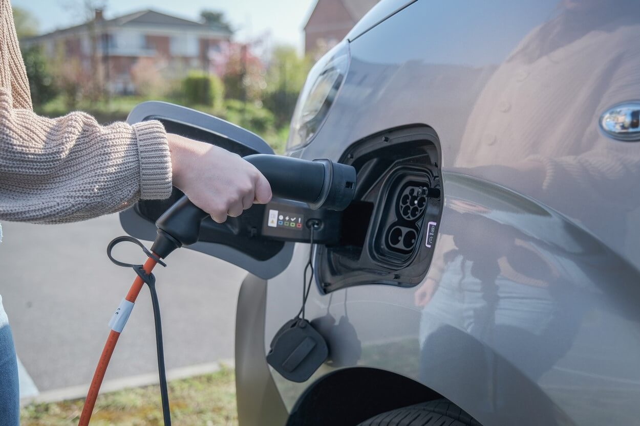 D&#039;apparence, difficile de distinguer le ë-Jumpy de sa version thermique, seule cette trappe à l&#039;avant pour la recharge les différencie