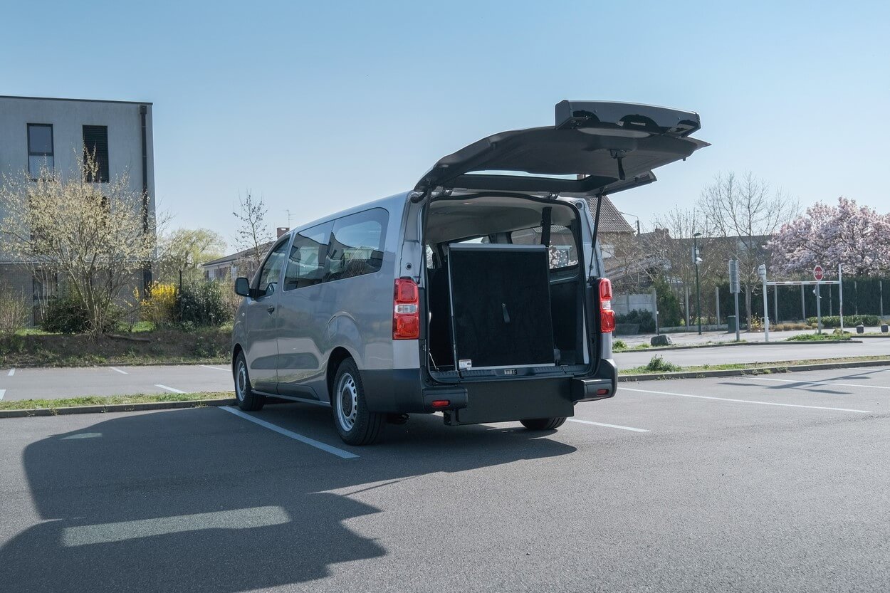 Pour l&#039;accès du passager à mobilité réduite, le ë-Jumpy est équipé d&#039;une rampe manuelle...