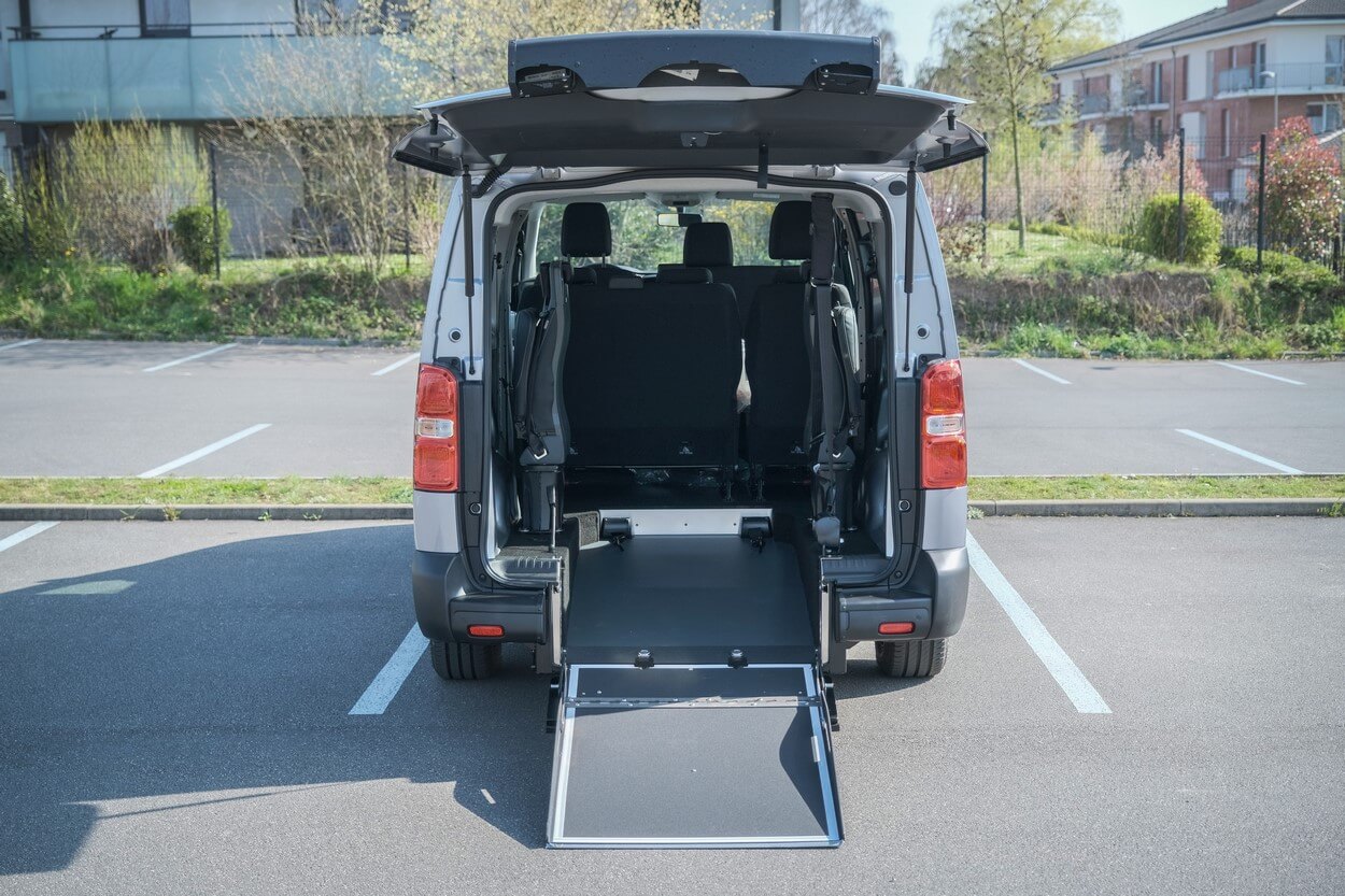 Le décaissement arrière permet de transporter une personne en fauteuil roulant manuel ou électrique