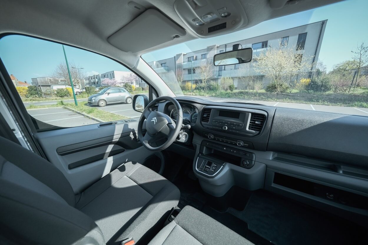 Le Citroën ë-Jumpy propose un cockpit agréable et une conduite fluide avec son moteur électrique et sa boite de vitesse automatique