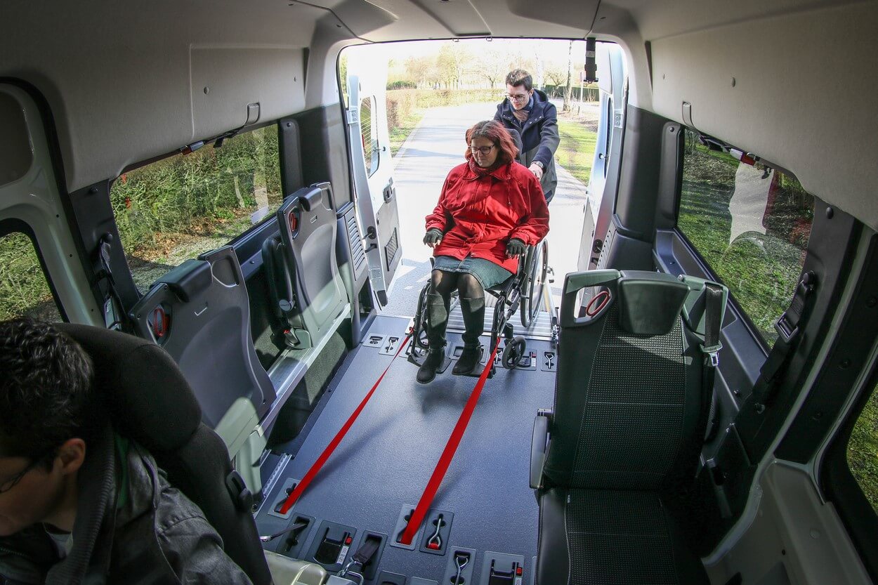 L&#039;arrimage des passagers en fauteuil roulant est grandement facilité avec les sangles et ceintures de sécurité intégrées au plancher