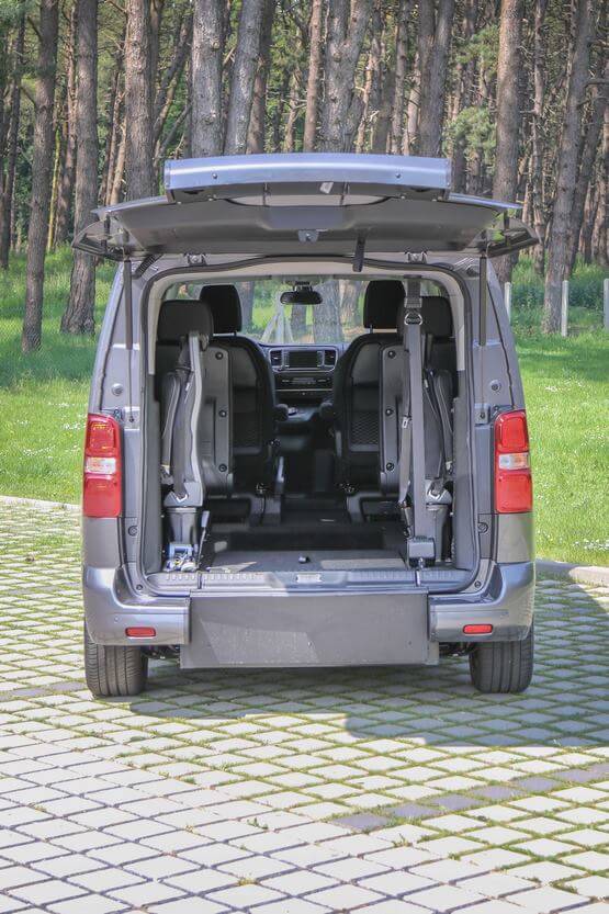 Avec le Citroën SpaceTourer TPMR Family, repliez la rampe dans le coffre en plancher plat pour charger plus facilement les baguages...