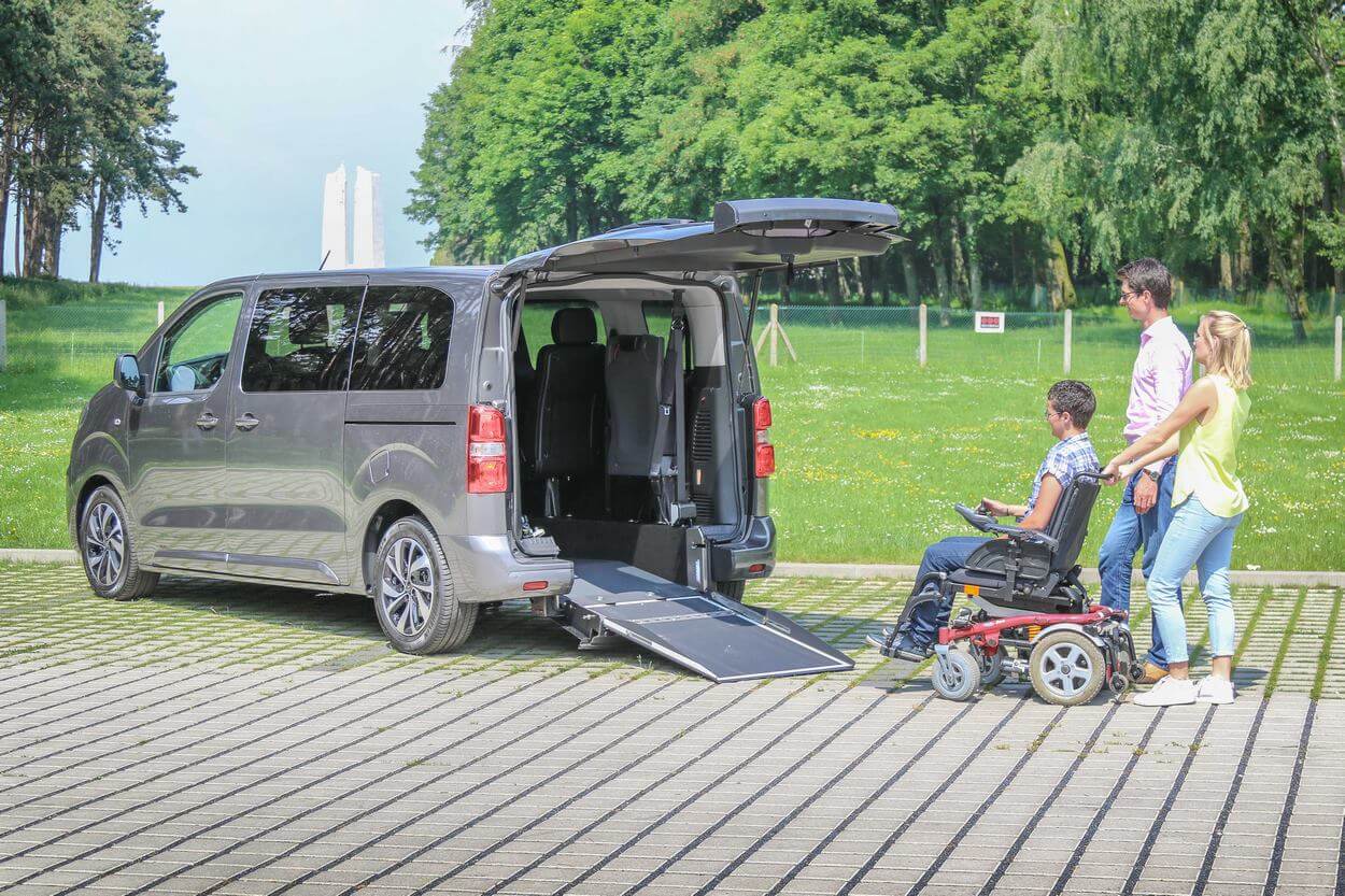 Avec son décaissement profond de la partie arrière, le Citroën SpaceTourer est accessible avec tous types de fauteuil roulant...