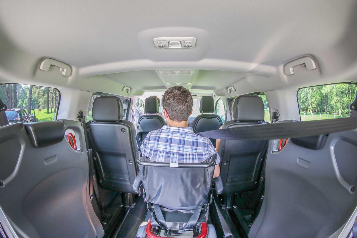 Le Citroën SpaceTourer Family offre à votre passager en fauteuil roulant la possibilité de voyager au milieu de la voiture...