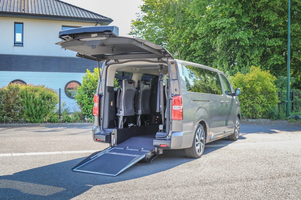 Bien qu&#039;il soit aménagé TPMR, le Citroën SpaceTourer Pro+ peut accueillir jusqu&#039;à 9 personnes assises au total