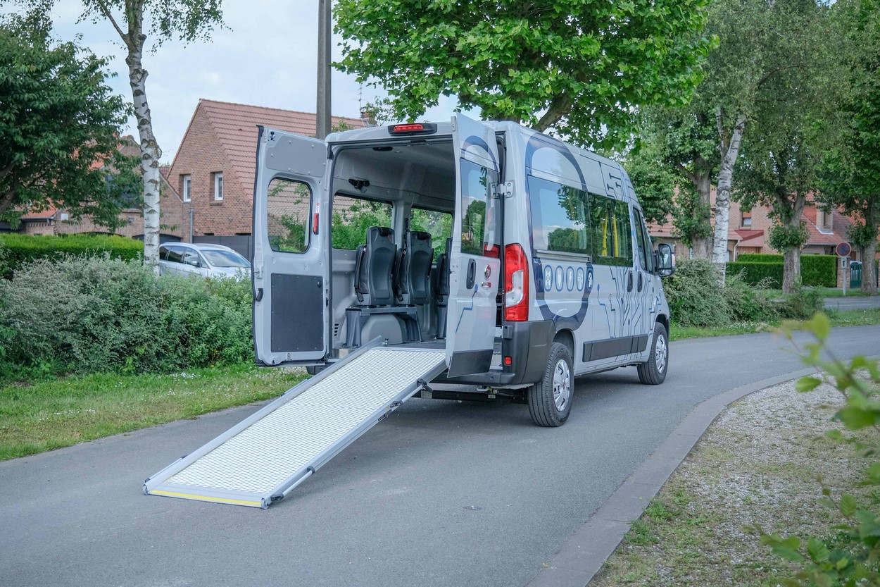 Transportez vos passagers à mobilité réduite dans un minibus spacieux et silencieux