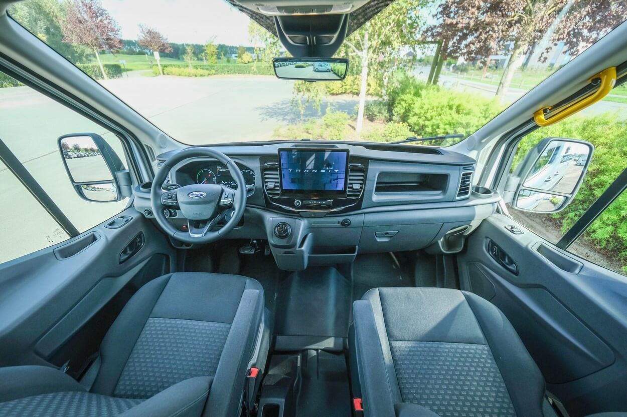 Le poste de conduite du Ford E-Transit L3H3 TPMR Triflex Easy est moderne et confortable