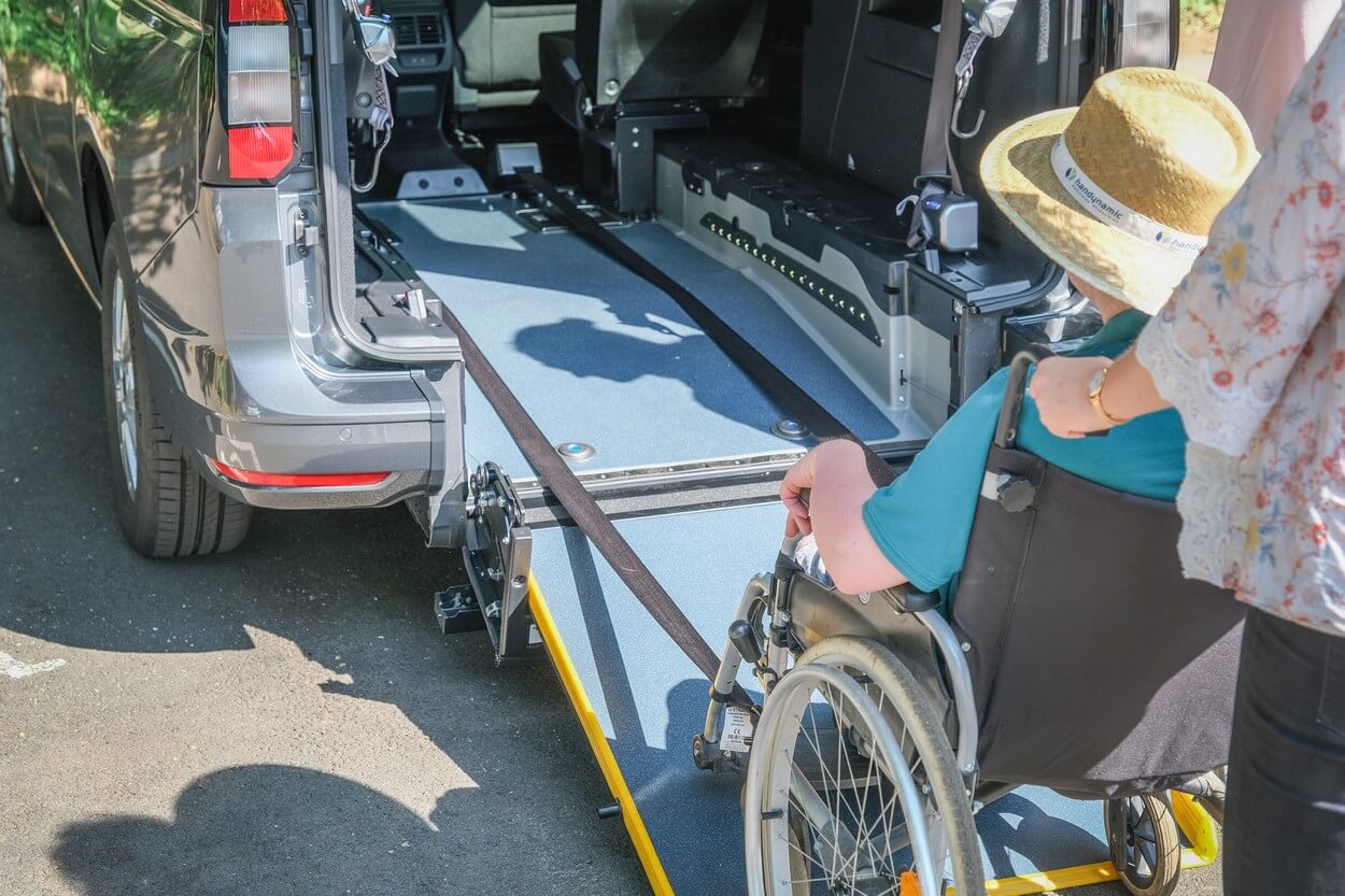 Décaissement large pour fauteuils roulants et fauteuils électriques imposants