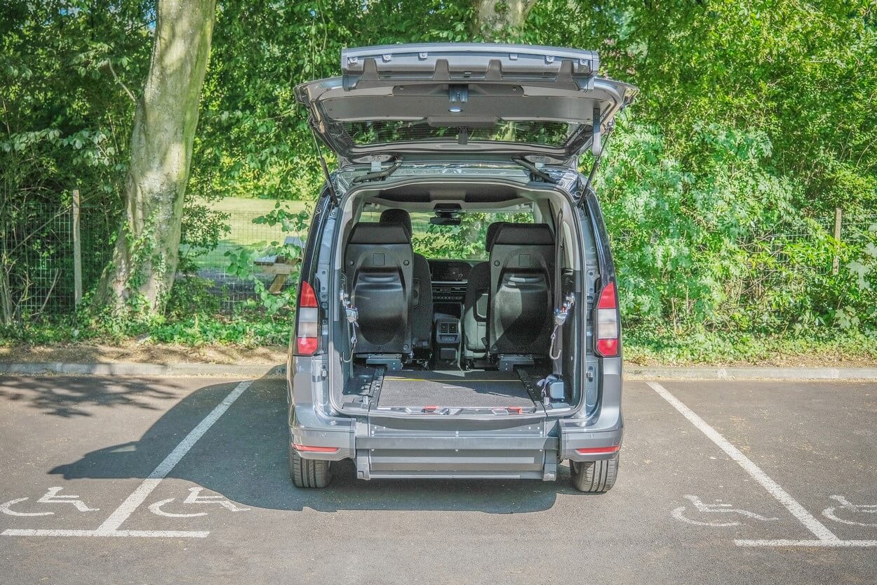 Rampe d&#039;accès repliable en plancher plat en l&#039;absence du passager à mobilité réduite