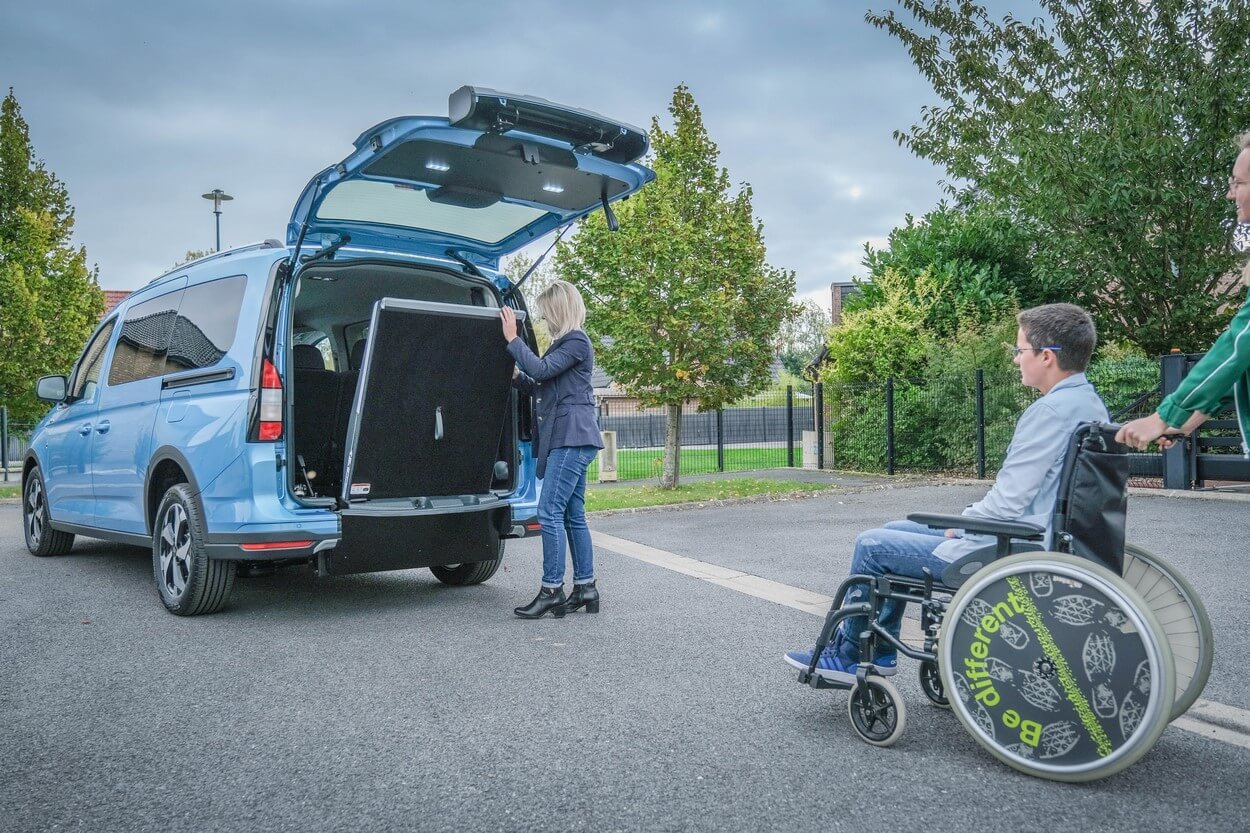 Grâce au grand décaissement du Grand Tourneo Connect HappyAccess, vous pouvez accueillir des passagers en fauteuil roulant électrique ou manuel !