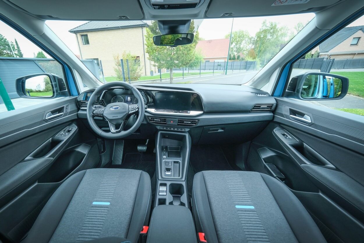 La tableau de bord du Ford Grand Tourneo Connect aménagé handicap ne vous laissera pas indifférent, tant son ergonomie a été pensée pour faciliter la conduite