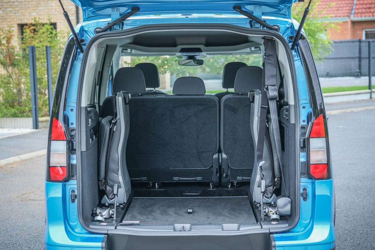 Avec sa rampe repliable dans le coffre, ce Ford Grand Tourneo Connect Xtra retrouve sa configuration d&#039;origine