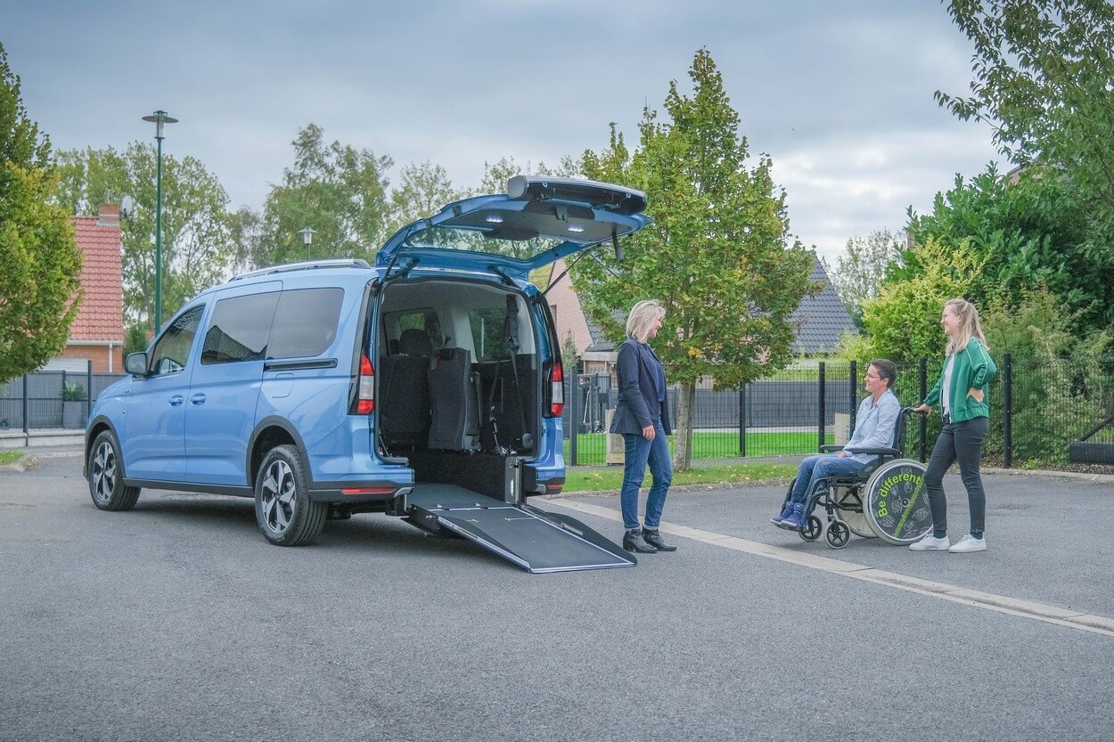 Proposez des transports confortables et conviviaux à bord du Ford Grand Tourneo Connect TPMR Xtra HappyAccess