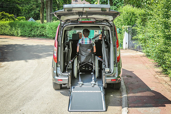 Les sangles d'arrimage arrière sont astucieusement encastrées dans le plancher Les sangles d'arrimage arrière sont astucieusement encastrées dans le plancher