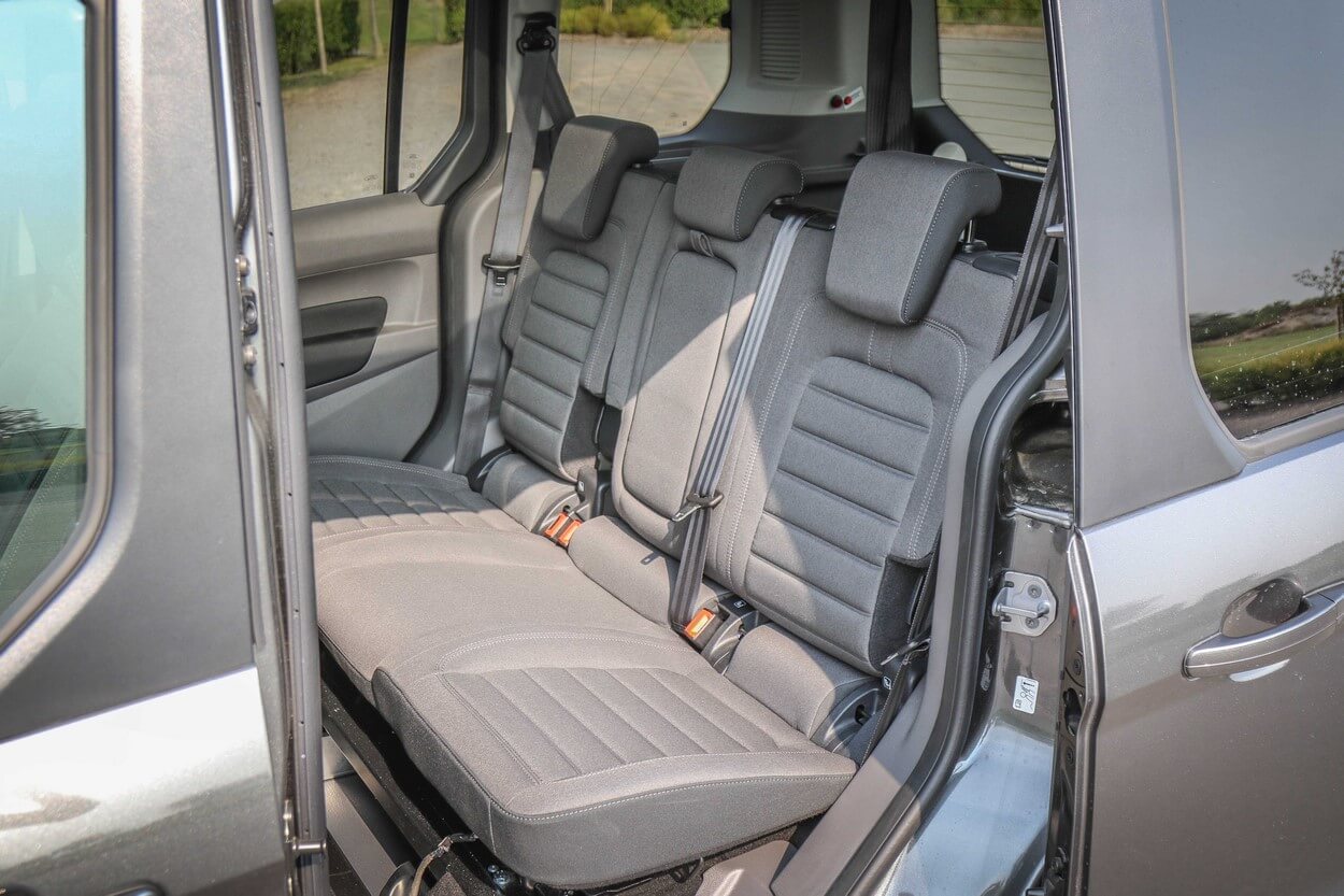 Bien qu&#039;il soit aménagé handicap, le Ford Tourneo Connect Xtra SimplyAccess conserve ses trois places assises à l&#039;arrière, modulables pour accueillir le passager handicapé.
