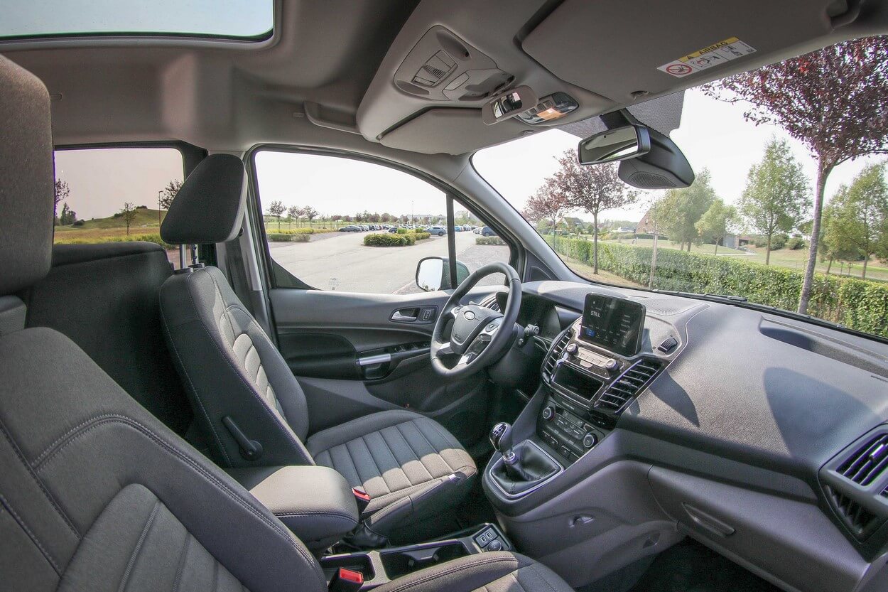 Le chauffeur du Ford Tourneo Connect TPMR Xtra profite d&#039;un poste de conduite fonctionnel et bien équipé