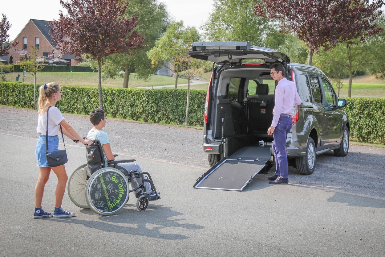 Le Ford Tourneo Connect TPMR Xtra peut accueillir 5 personnes assises ou 2 + 1 passager à mobilité réduite