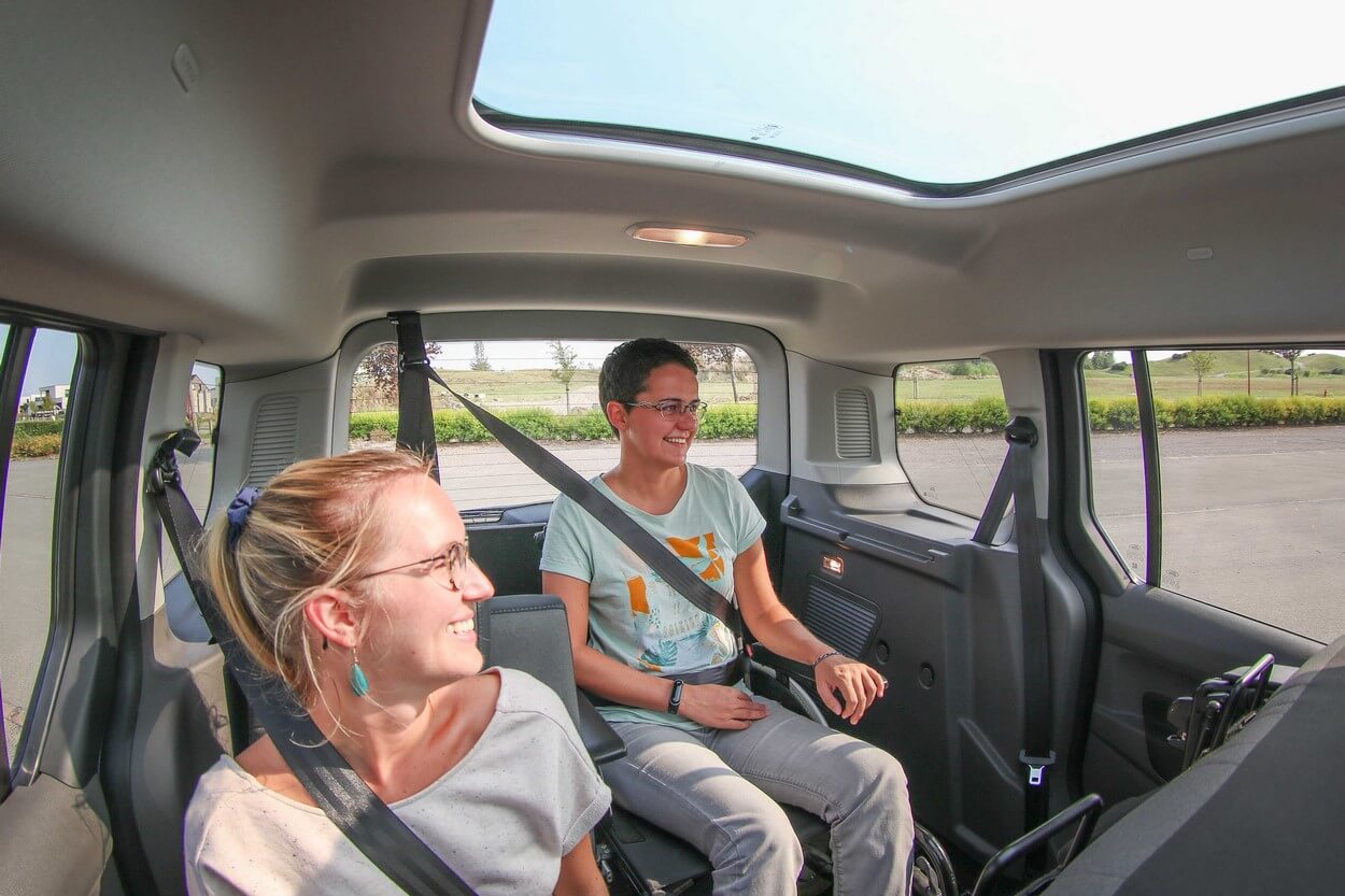 Chaque membre de la famille peut profiter de la convivialité du Ford Tourneo Connect Xtra SimplyAccess.