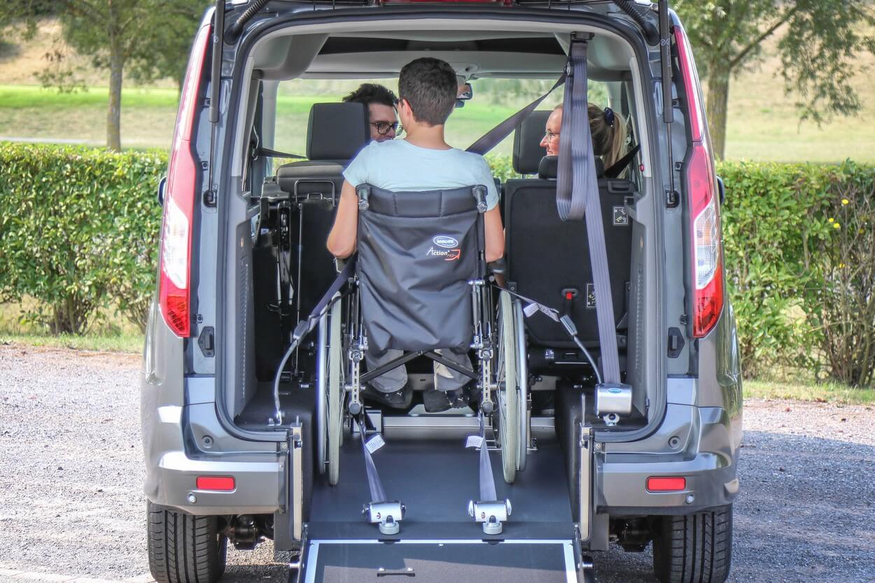 La personne en fauteuil roulant voyage en toute sécurité grâce au système d&#039;arrimage complet et crash-testé.