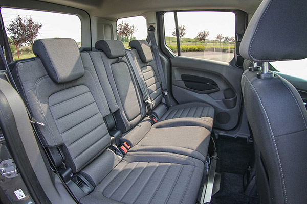 Le Ford Tourneo Connect TPMR Xtra conserve la banquette d'origine en rang 2 Le Ford Tourneo Connect TPMR Xtra conserve la banquette d'origine en rang 2