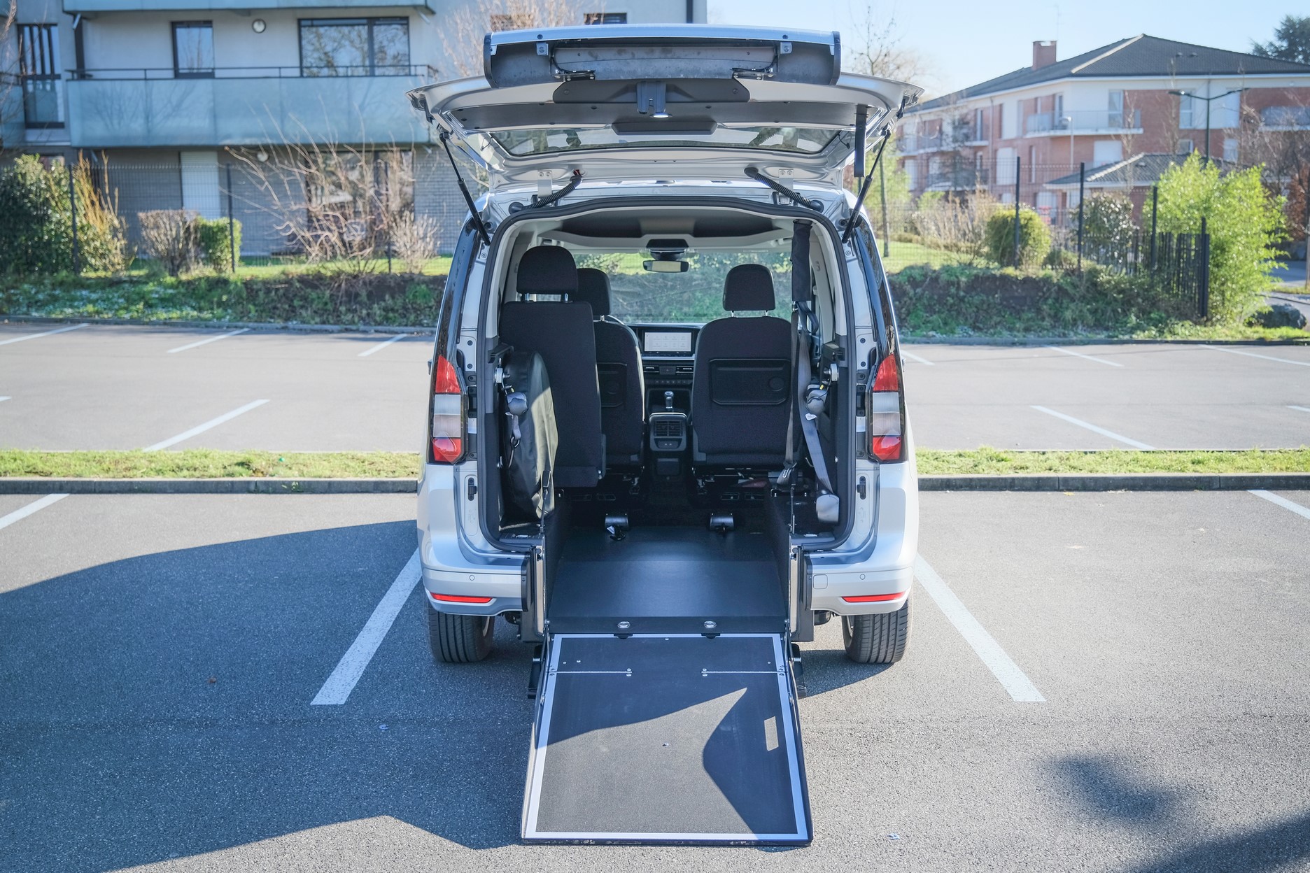 Une fois déployée, la rampe du Ford Tourneo Connect ne dépasse pratiquement pas du hayon ouvert, pratique en ville !