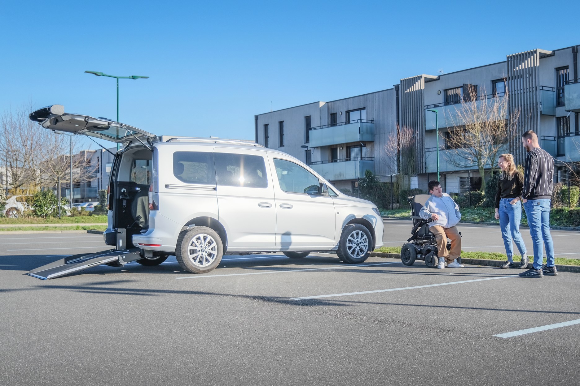 Le Ford Tourneo Connect TPMR Xtra HappyAccess peut accueillir 4 personnes valides ou 3 + 1 personne à mobilité réduite