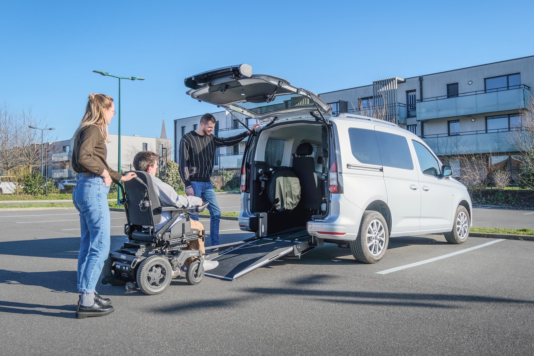 Pour simplifier l&#039;arrimage du passager en fauteuil roulant, le Tourneo Connect TPMR dispose de longues sangles à l&#039;avant