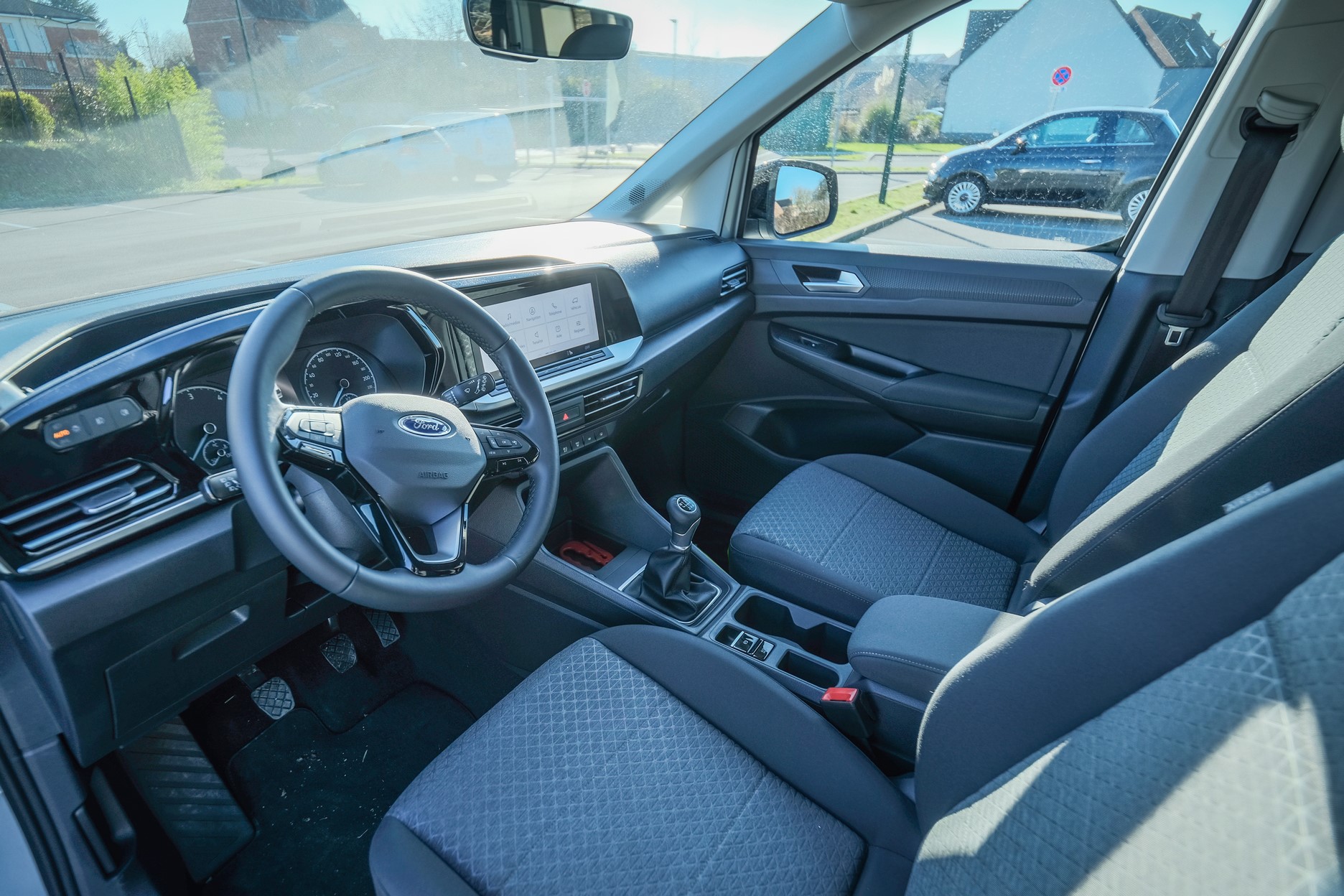 Le chauffeur du Ford Tourneo Connect TPMR Xtra profite d&#039;un poste de conduite fonctionnel et bien équipé