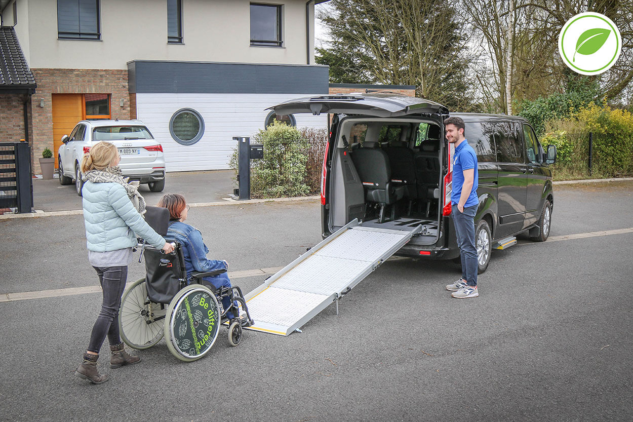 L&#039;aménagement TPMR Ecoline SimplyAccess sur le Tourneo Custom Hybride est prévu pour transporter un fauteuil roulant maximum