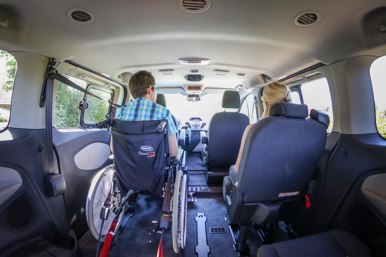 Pour offrir à vos passagers des voyages plus conviviaux, ce monospace TPMR offre la possibilité à la personne handicapée de voyager à côté des occupants valides...