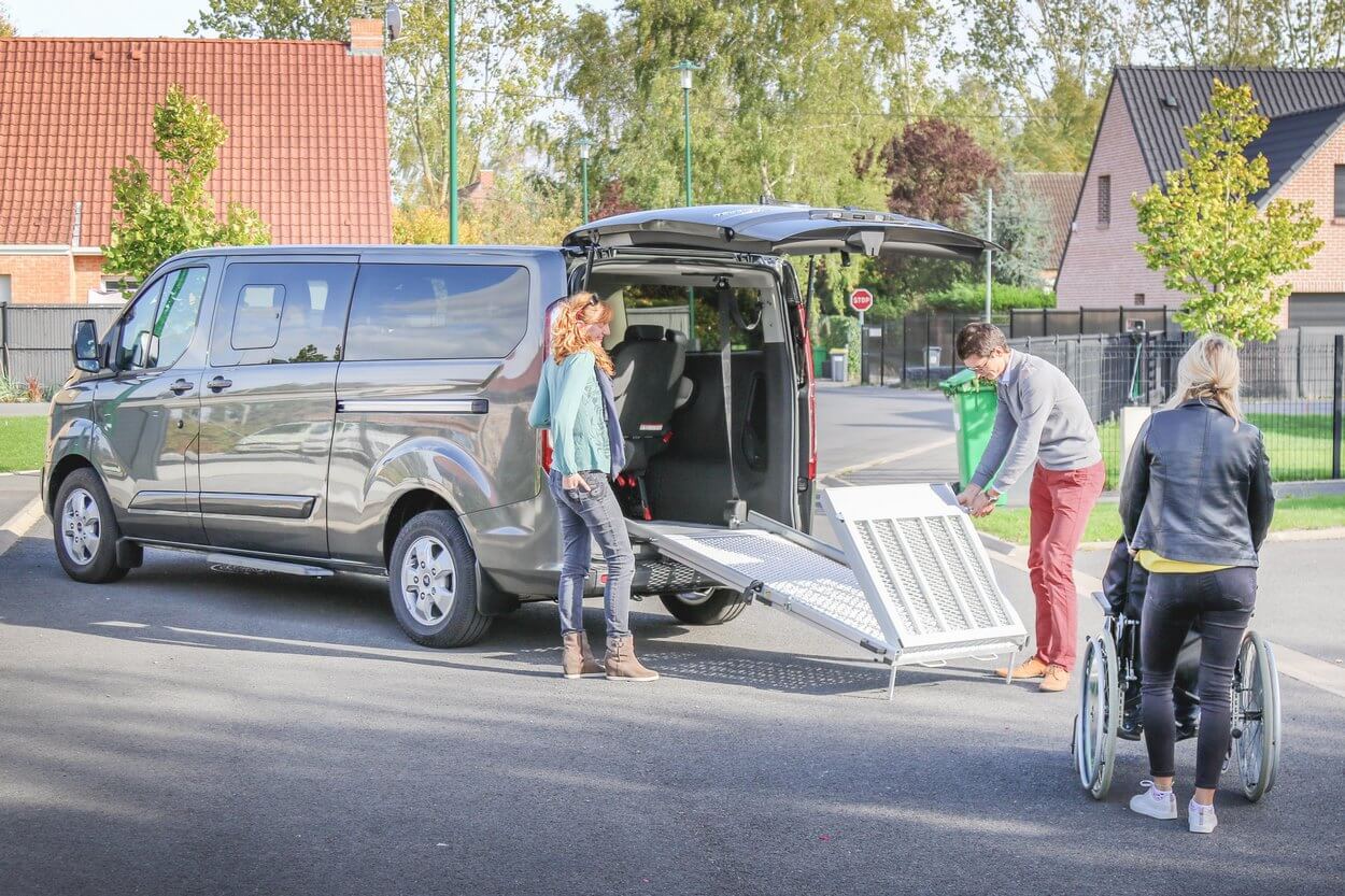 Avec le Ford Tourneo Custom Ecoline TPMR, transportez à la fois des personnes valides et en fauteuil roulant