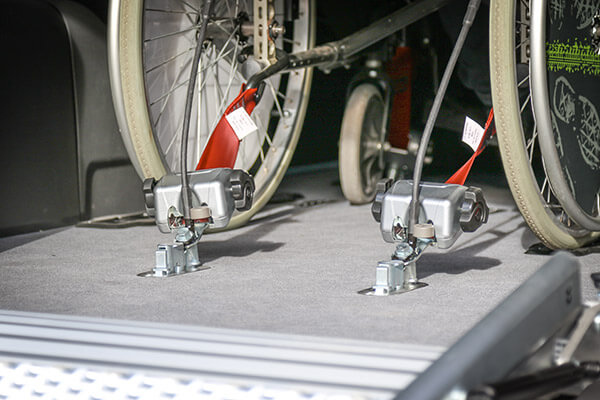 La sécurité de vos passagers est une priorité, ils disposent tous d'un kit de sangles d'arrimage et de ceintures de sécurité crash-testées... La sécurité de vos passagers est une priorité, ils disposent tous d'un kit de sangles d'arrimage et de ceintures de sécurité crash-testées...