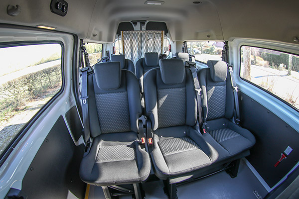 Ce Ford Transit Custom TPMR conserve ses banquettes d'origine à l'arrière pour un très bon Ce Ford Transit Custom TPMR conserve ses banquettes d'origine à l'arrière pour un très bon