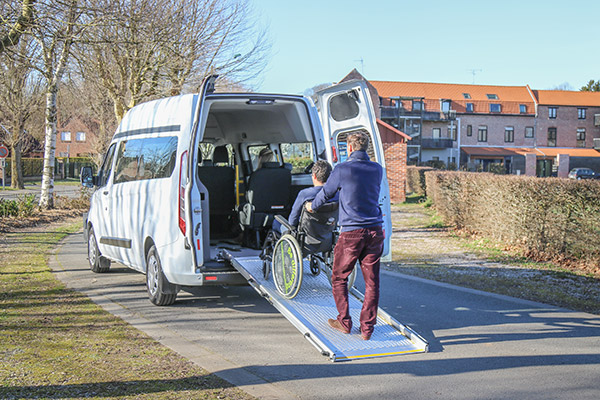Le design moderne du Ford Transit Custom TPMR permet de redorer l'image de votre entreprise ou association Le design moderne du Ford Transit Custom TPMR permet de redorer l'image de votre entreprise ou association