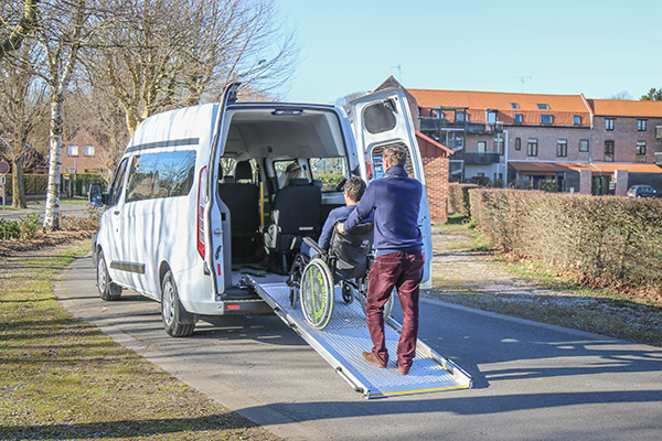 Le design moderne du Ford Transit Custom TPMR permet de redorer l&#039;image de votre entreprise ou association