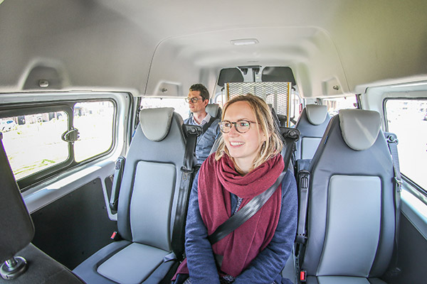 Lorsque vous ne transportez pas de passager en fauteuil roulant, le Transit Custom Handyclipse propose jusqu'à 9 places assises Lorsque vous ne transportez pas de passager en fauteuil roulant, le Transit Custom Handyclipse propose jusqu'à 9 places assises